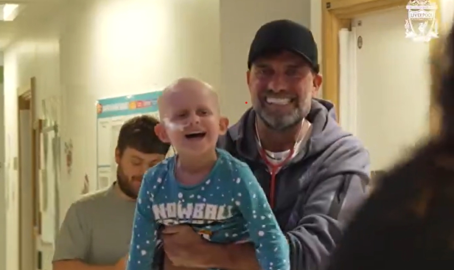 «Μαγικές» εικόνες με τον Κλοπ και παίκτες της Λίβερπουλ να επισκέπτονται νοσοκομείο παίδων (video)