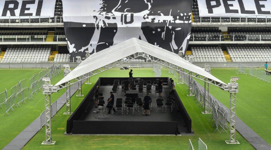 Στο γήπεδο της Σάντος η σορός του Πελέ για λαϊκό προσκύνημα