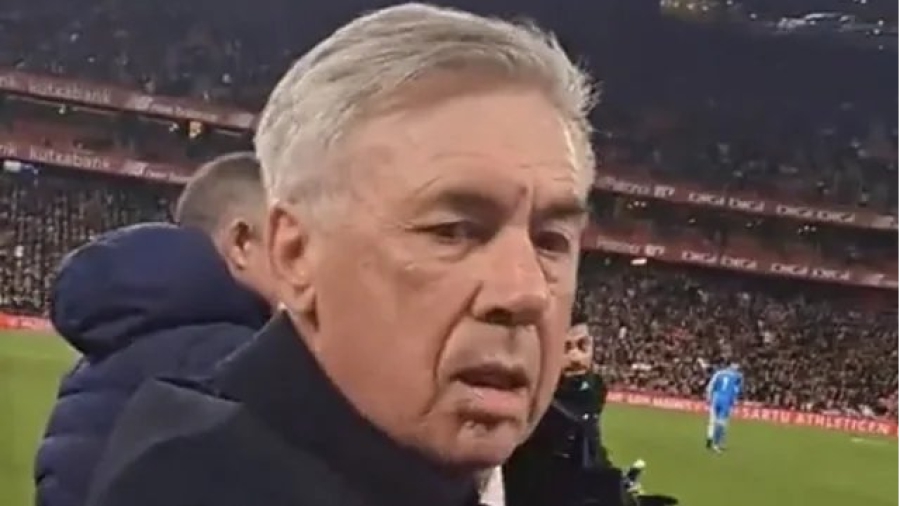 Ο Αντσελότι έδωσε... ενθύμιο μία μασημένη τσίχλα του σε οπαδό! (video)