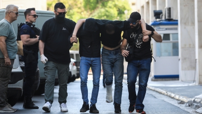 Υπό δρακόντεια μέτρα ασφαλείας στον εισαγγελέα οι Κροάτες χούλιγκανς (video)
