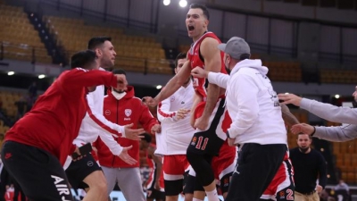 Euroleague: Στην κορυφή του Top 10 το τρομερό τρίποντο του Σλούκα (video)