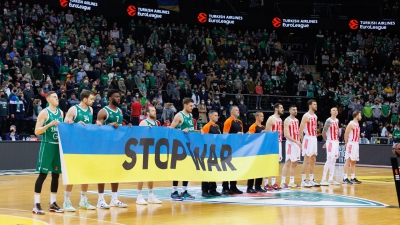 Γιουχάρισμα στους παίκτες του Ερυθρού Αστέρα, επειδή δεν κράτησαν το πανό για τον πόλεμο στην Ουκρανία (video)