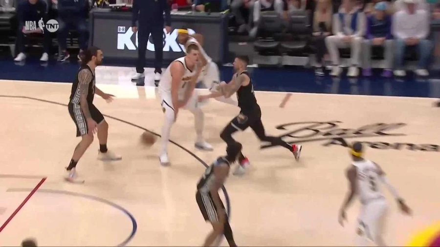 Όλα «13» και τρομερή… ποδιά από τον απίθανο Γιόκιτς κόντρα στους Γκρίζλις! (video)