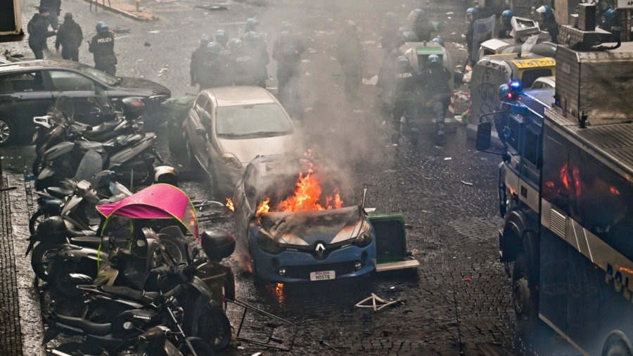 Σκηνές... πολέμου μεταξύ οπαδών της Νάπολι και της Άιντραχτ πριν την έναρξη του αγώνα! (video)