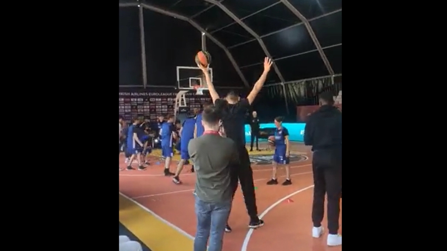 Παπανικολάου και Βεζένκοφ έγιναν ξανά... παιδιά στη fanzone του Κάουνας! (video)