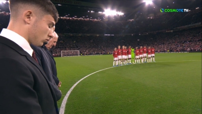 Συγκινητικές στιγμές στο «Ολντ Τράφορντ» με τεράστια τιμή στη μνήμη του θρυλικού, Σερ Μπόμπι Τσάρλτον... (video)