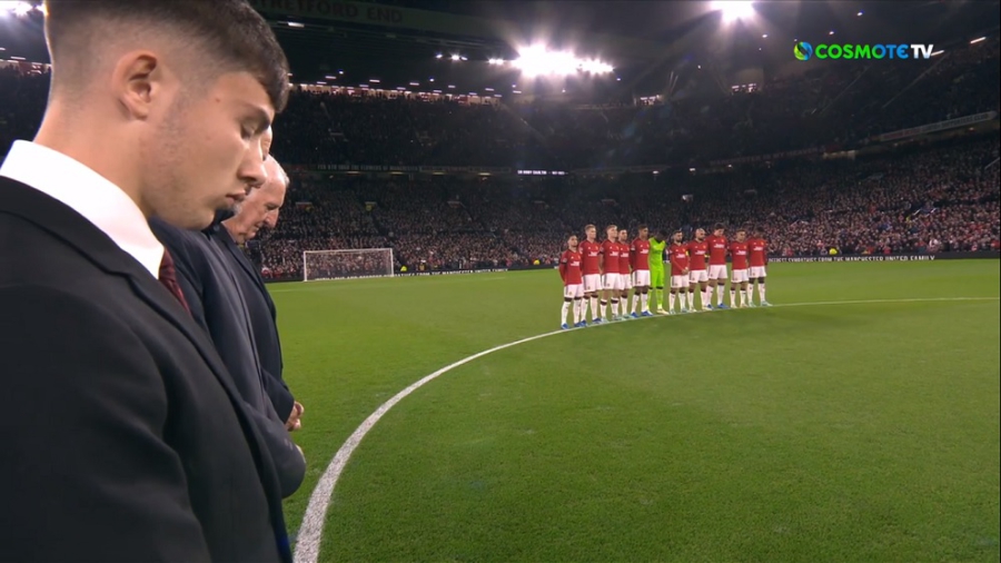 Συγκινητικές στιγμές στο «Ολντ Τράφορντ» με τεράστια τιμή στη μνήμη του θρυλικού, Σερ Μπόμπι Τσάρλτον... (video)