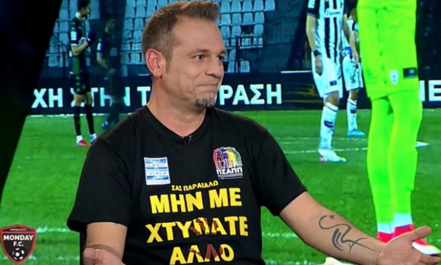 Με μπλουζάκι «Σας παρακαλώ, μην με χτυπάτε άλλο» ο Ντέμης στην εκπομπή του