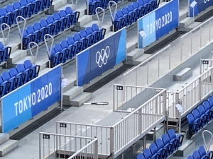 Έξαλλος ο Τζόκοβιτς πέταξε τη ρακέτα του στις εξέδρες! (video)