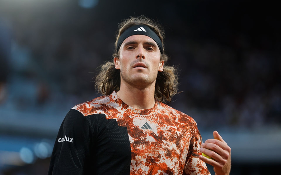 Μπάρερ – Τσιτσιπάς 1-2: Δυσκολεύτηκε αλλά κατάφερε να περάσει στον επόμενο γύρο ο Έλληνας τενίστας