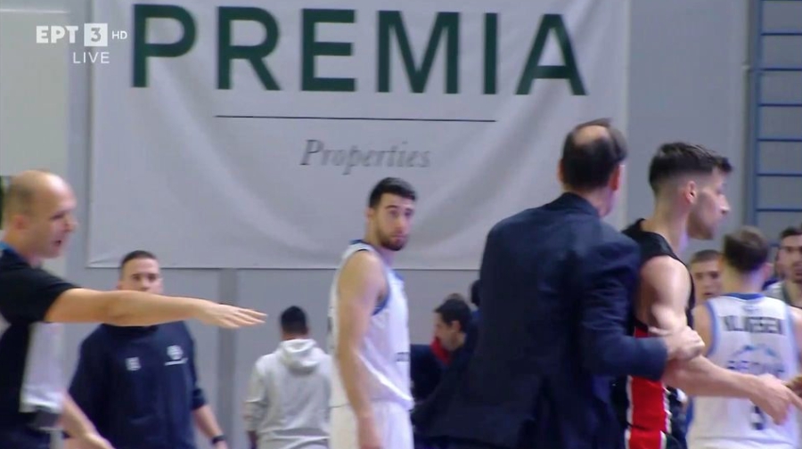 Ο Μπαρτζώκας μπήκε στο παρκέ και τράβηξε έξω τον… έξαλλο Λούντζη! (video)