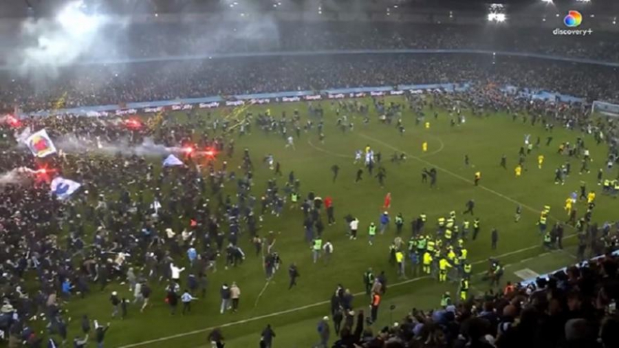 Μάλμε: Μπούκαραν στο γήπεδο οι οπαδοί της για το πρωτάθλημα!