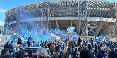 «Πανικός» στην Νάπολη με 50.000 οπαδούς έξω από το Ντιέγκο Αρμάντο Μαραντόνα