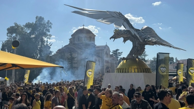 «Κιτρινόμαυρος» πανικός: Γεμάτη η πλατεία του αετού από φίλους της ΑΕΚ που γιορτάζουν τα 100 χρόνια του συλλόγου (video)
