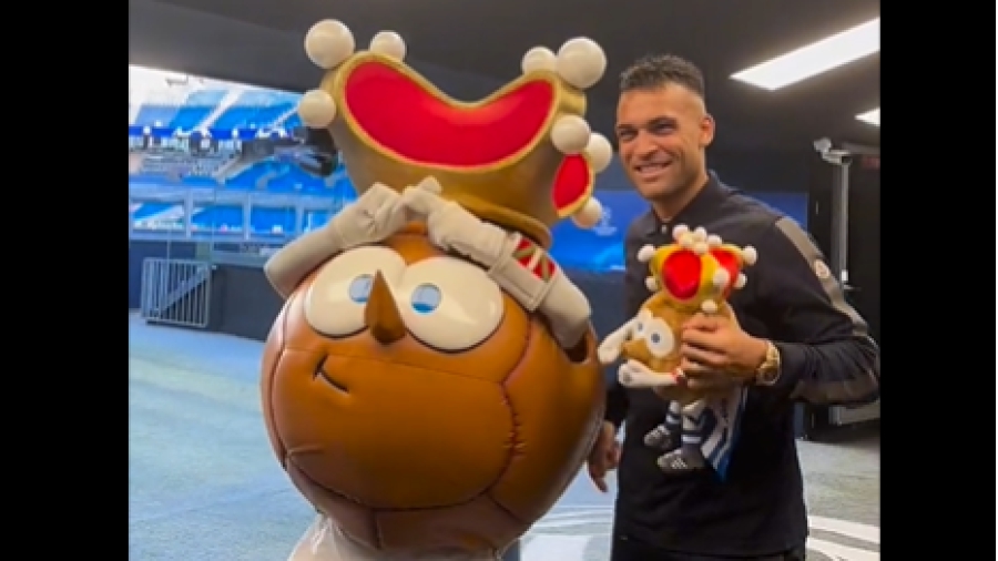 Η μασκότ της Ρεάλ Σοσιεδάδ έκανε δώρο στον Λαουτάρο μία... μασκότ της Ρεάλ Σοσιεδάδ! (video)