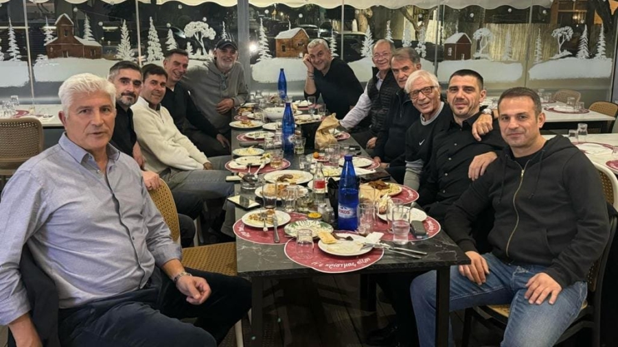 Ένα τραπέζι φουλ... ΑΕΚ και μία φωτογραφία, γεμάτη με αναμνήσεις και τεράστιες δόξες της!