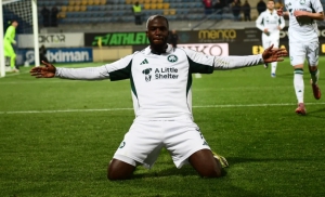 Ασταμάτητος Τεττέη: Ο επιθετικός των «πρασίνων» σκόραρε δις και ο Παναθηναϊκός έφυγε με το τρίποντο από την Τρίπολη!