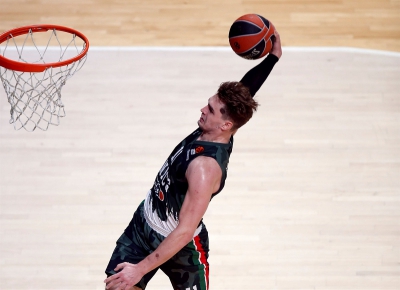 Euroleague: Οι απίθανες... πτήσεις Χεζόνια - Κώστα Αντετοκούνμπο στο Top 10 (video)