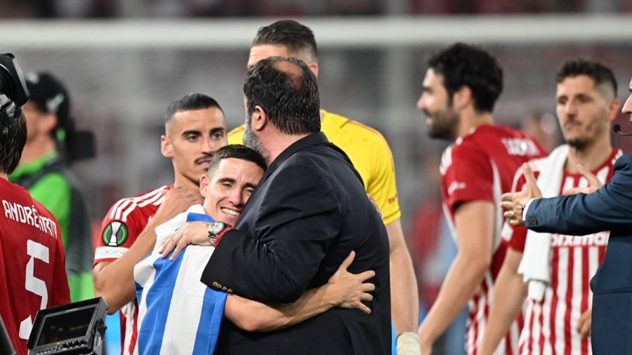 Ο Ποντένσε με την ελληνική σημαία, ο Πασχαλάκης να την δείχνει στην κάμερα: «Μαγικές» στιγμές για τον Ολυμπιακό!