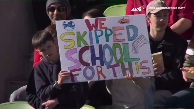 Μουντιάλ Γυναικών: Μαθητές την… κοπάνησαν από το σχολείο για να πάνε γήπεδο! (video)