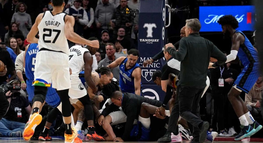 Χαμός στο ΝΒΑ: Ξύλο στο Τίμπεργουλβς - Μάτζικ με τον Μάμπα να ρίχνει μπουνιά στον Ρίβερς (video)