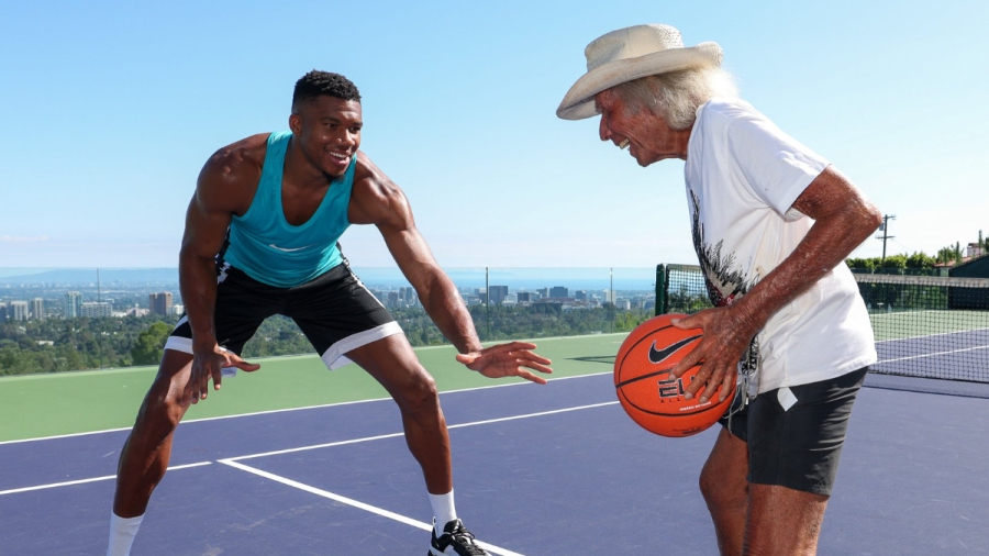 Παίζει μονό με τον… Τζέιμς Γκολντστάιν ο Giannis!