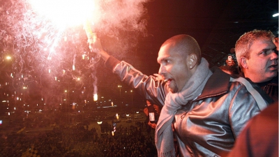 Κάνοντας τη νύχτα μέρα στο «Μακεδονία»: Οι οπαδοί του Άρη υποδέχονται τον Μάρσιο Αμορόζο που έμεινε... 6 μήνες στην Ελλάδα (video)