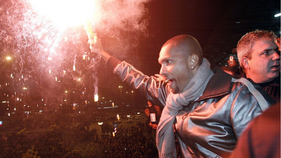 Κάνοντας τη νύχτα μέρα στο «Μακεδονία»: Οι οπαδοί του Άρη υποδέχονται τον Μάρσιο Αμορόζο που έμεινε... 6 μήνες στην Ελλάδα (video)