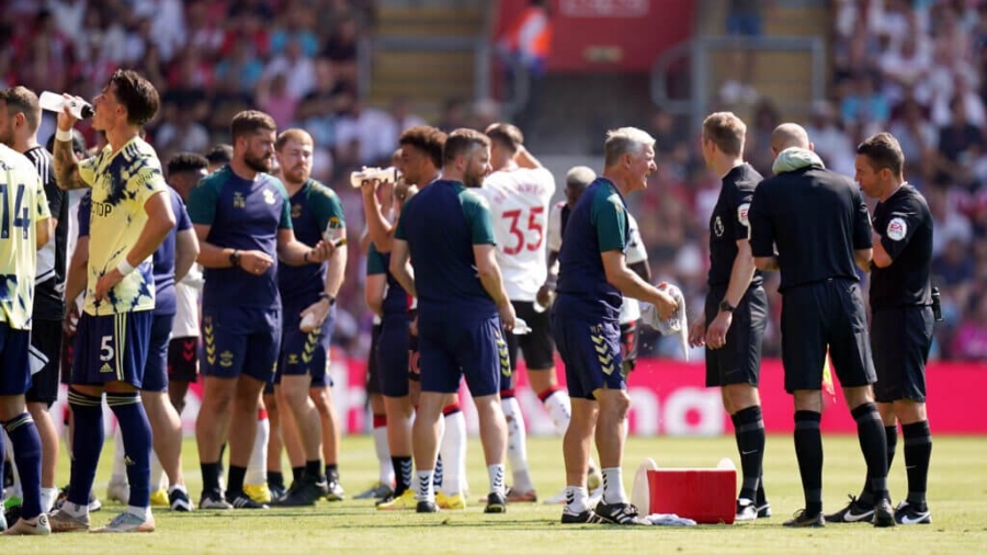 Cooling break, ενεργειακά ποτά, ζυγίσεις και έλεγχος μέχρι και στα… ούρα, για να αντιμετωπιστεί ο ιστορικός καύσωνας από την Premier League!