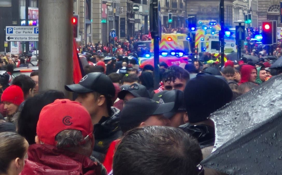 Σοκ στη φιέστα της Λίβερπουλ: Αυτοκίνητο παρέσυρε φιλάθλους και τους τραυμάτισε! (video)